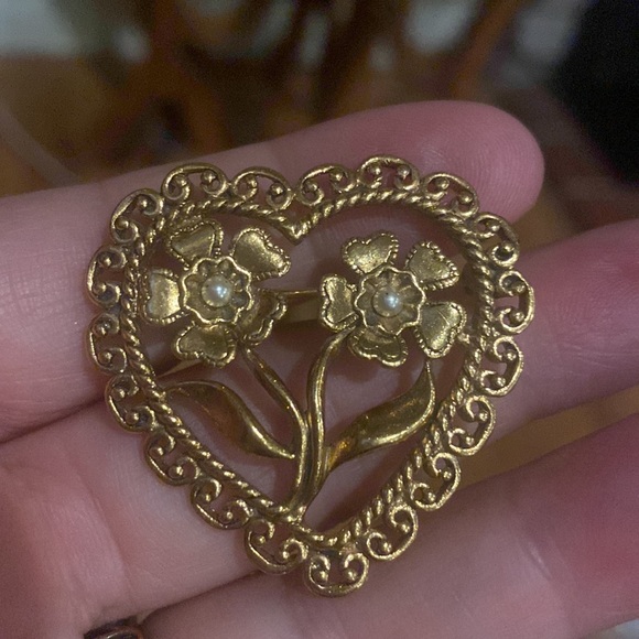 Gold tone heart brooch with faux pearls (Ind) - Picture 5 of 5